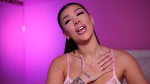 Snapshot of natydesiree chatting on 02-25-25, 05:08 Naty online show from 02-25-25, 05:08