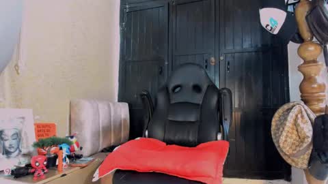 Snapshot of naughty_dominant chatting on 01-17-25, 03:45 Miller online show from 01-17-25, 03:45