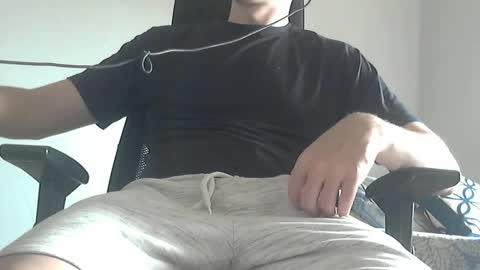 Snapshot of naughty_enzo chatting on 09-27-25, 04:01 Enzo online show from 09-27-25, 04:01