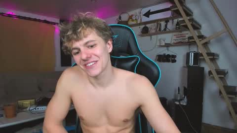 Snapshot of naughty_nik43 chatting on 02-23-25, 04:35 Nik online show from 02-23-25, 04:35