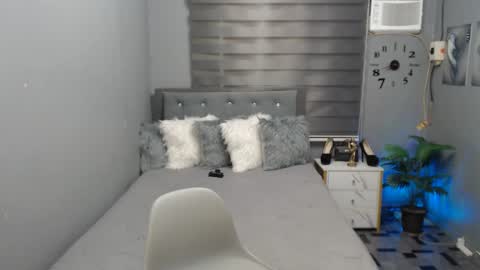 Snapshot of naughtykeats chatting on 02-22-25, 11:57 Crystal online show from 02-22-25, 11:57