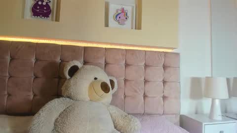 NAYA VELVET online show from 11-21-25, 09:35