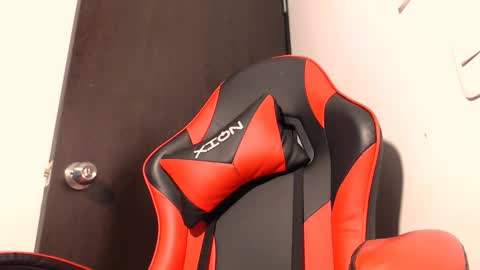 Snapshot of nebrhaska_girl chatting on 11-07-25, 11:05 Laura online show from 11-07-25, 11:05