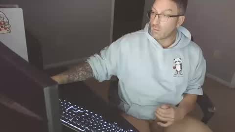 Snapshot of newevo chatting on 10-20-25, 03:51 newevo online show from 10-20-25, 03:51