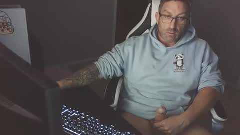 Snapshot of newevo chatting on 10-21-25, 03:29 newevo online show from 10-21-25, 03:29