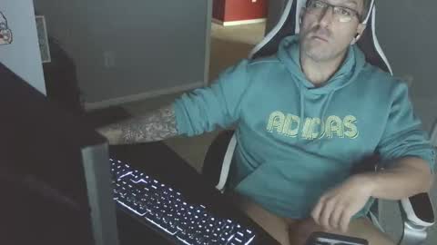 Snapshot of newevo chatting on 10-27-25, 06:23 newevo online show from 10-27-25, 06:23