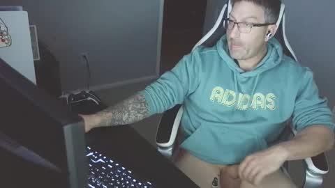 Snapshot of newevo chatting on 10-28-25, 06:28 newevo online show from 10-28-25, 06:28