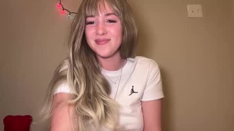 Snapshot of nextdoorlaur chatting on 02-25-26, 12:15 Lauren online show from 02-25-26, 12:15