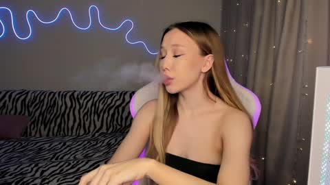 Mina online show from 12-21-24, 10:50