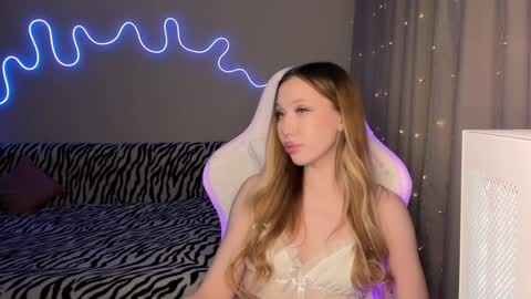 Mina online show from 01-24-25, 04:49