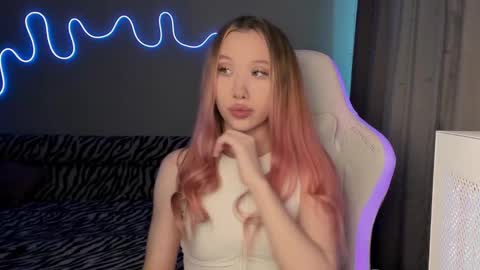 Mina online show from 02-20-25, 11:42