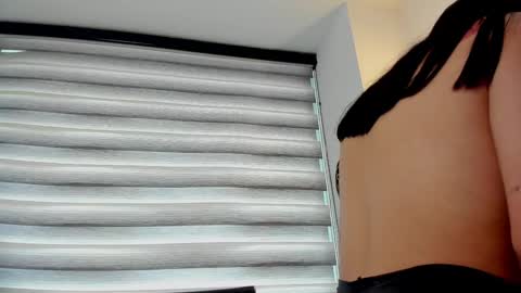 Snapshot of nia__white chatting on 01-04-25, 05:16 laura  online show from 01-04-25, 05:16