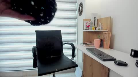 Snapshot of nia__white chatting on 01-08-25, 05:59 laura  online show from 01-08-25, 05:59