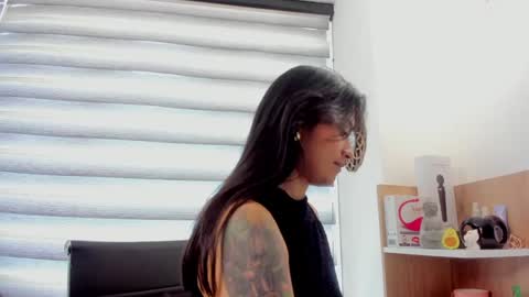 Snapshot of nia__white chatting on 01-21-25, 07:50 laura  online show from 01-21-25, 07:50