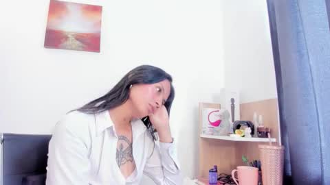 Snapshot of nia__white chatting on 10-08-25, 07:22 laura  online show from 10-08-25, 07:22