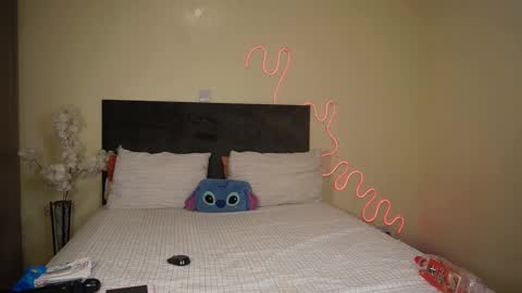 kikiNiaAria online show from 12-23-24, 11:47