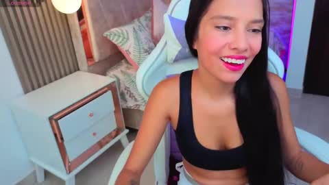 Snapshot of nia_maiden chatting on 11-05-25, 12:05 Nia online show from 11-05-25, 12:05