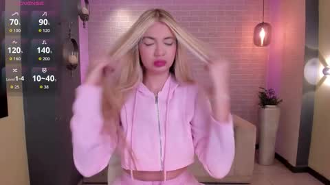 Snapshot of niaholland chatting on 01-10-26, 11:01 SQUIRTER DOLL online show from 01-10-26, 11:01