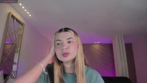 Snapshot of niaholland chatting on 02-21-26, 04:52 SQUIRTER DOLL online show from 02-21-26, 04:52