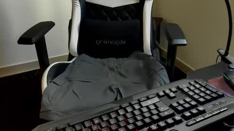 Snapshot of nicepussyandcock chatting on 10-18-25, 07:03 Camila And Steeven online show from 10-18-25, 07:03