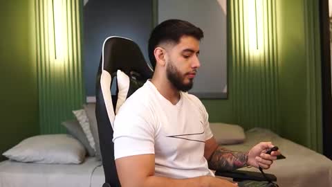 Snapshot of nick_vans chatting on 10-21-25, 12:17 Jhohan online show from 10-21-25, 12:17