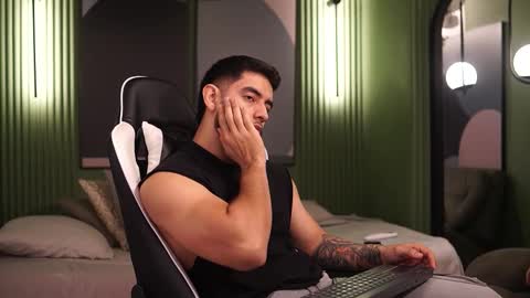 Snapshot of nick_vans chatting on 10-23-25, 12:15 Jhohan online show from 10-23-25, 12:15