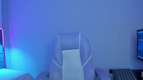 nicolasferrer18 online show from 12-18-25, 07:20