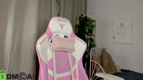 Snapshot of nicole_charm chatting on 10-23-25, 08:18 GMT7TueWedThSu 0300am-0900am. Sa 1000am-0400pm online show from 10-23-25, 08:18