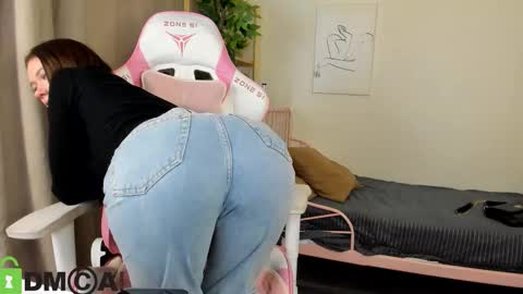 Snapshot of nicole_charm chatting on 10-26-25, 08:04 GMT7TueWedThSu 0300am-0900am. Sa 1000am-0400pm online show from 10-26-25, 08:04