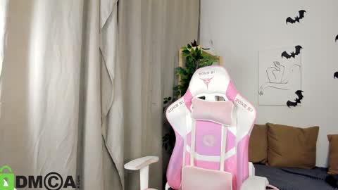 Snapshot of nicole_charm chatting on 10-29-25, 08:32 GMT7TueWedThSu 0300am-0900am. Sa 1000am-0400pm online show from 10-29-25, 08:32