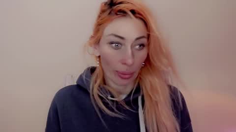 Snapshot of nicole_g0ld_ chatting on 01-06-25, 09:19 Nicole online show from 01-06-25, 09:19