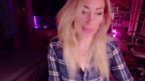 Snapshot of nicole_g0ld_ chatting on 09-19-25, 01:29 Nicole online show from 09-19-25, 01:29