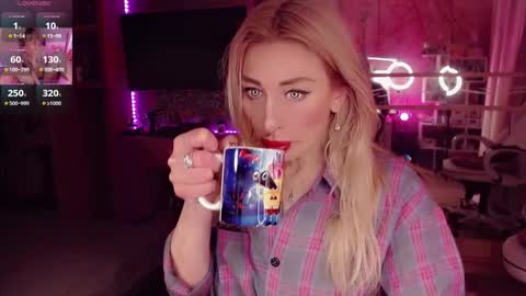 Snapshot of nicole_g0ld_ chatting on 09-25-25, 06:00 Nicole online show from 09-25-25, 06:00