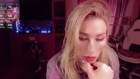 Snapshot of nicole_g0ld_ chatting on 09-28-25, 10:15 Nicole online show from 09-28-25, 10:15