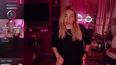 Snapshot of nicole_g0ld_ chatting on 10-04-25, 11:25 Nicole online show from 10-04-25, 11:25