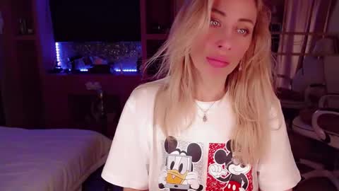 Snapshot of nicole_g0ld_ chatting on 10-26-25, 11:31 Nicole online show from 10-26-25, 11:31