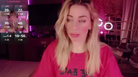 Snapshot of nicole_g0ld_ chatting on 11-22-25, 11:37 Nicole online show from 11-22-25, 11:37