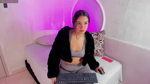 Snapshot of nicolee_blair chatting on 06-27-26, 12:22 Nicole online show from 06-27-26, 12:22