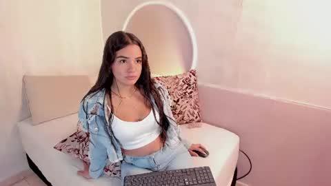 Snapshot of nicolee_blair chatting on 07-06-26, 11:29 Nicole online show from 07-06-26, 11:29