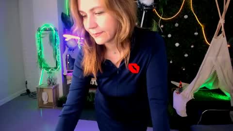 nicolehits online show from 04-15-26, 01:18