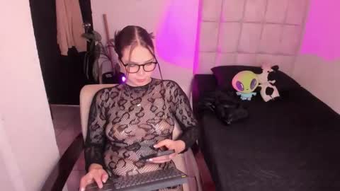 Nicol independent model online show from 02-15-26, 09:33