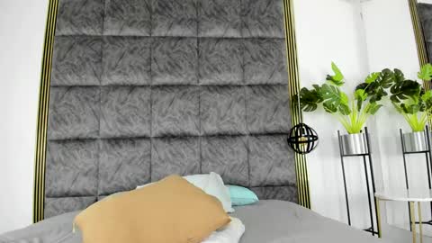 Snapshot of nicolesteelee chatting on 01-11-25, 12:01 Nicole online show from 01-11-25, 12:01