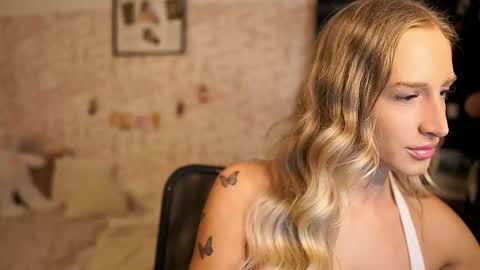 nicolette__shea_ online show from 10-28-25, 08:29