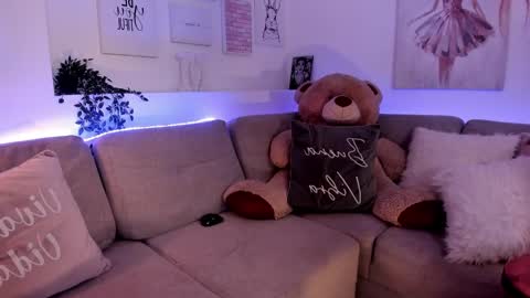 Nicolle online show from 02-10-25, 10:51