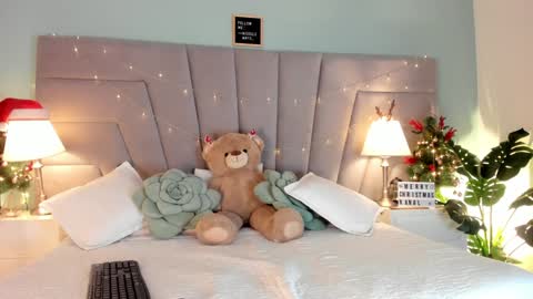 Snapshot of nicolle_mays chatting on 12-27-24, 01:18 Nicolle Mays online show from 12-27-24, 01:18