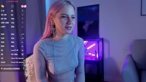 Snapshot of nicollefarrey chatting on 02-06-26, 08:18 Kim online show from 02-06-26, 08:18