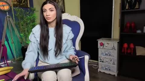 Nicolle online show from 02-21-25, 07:45