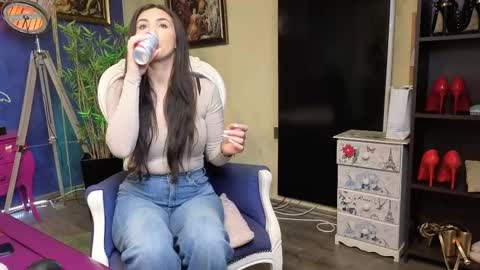 Nicolle online show from 02-25-25, 08:47