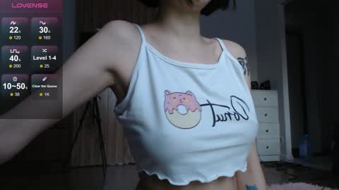 Snapshot of niia_osaki chatting on 12-17-24, 10:44 Niia online show from 12-17-24, 10:44