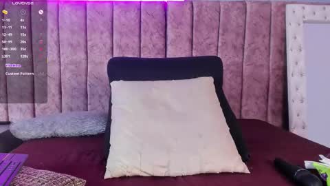 Nicolle  online show from 01-15-26, 07:06